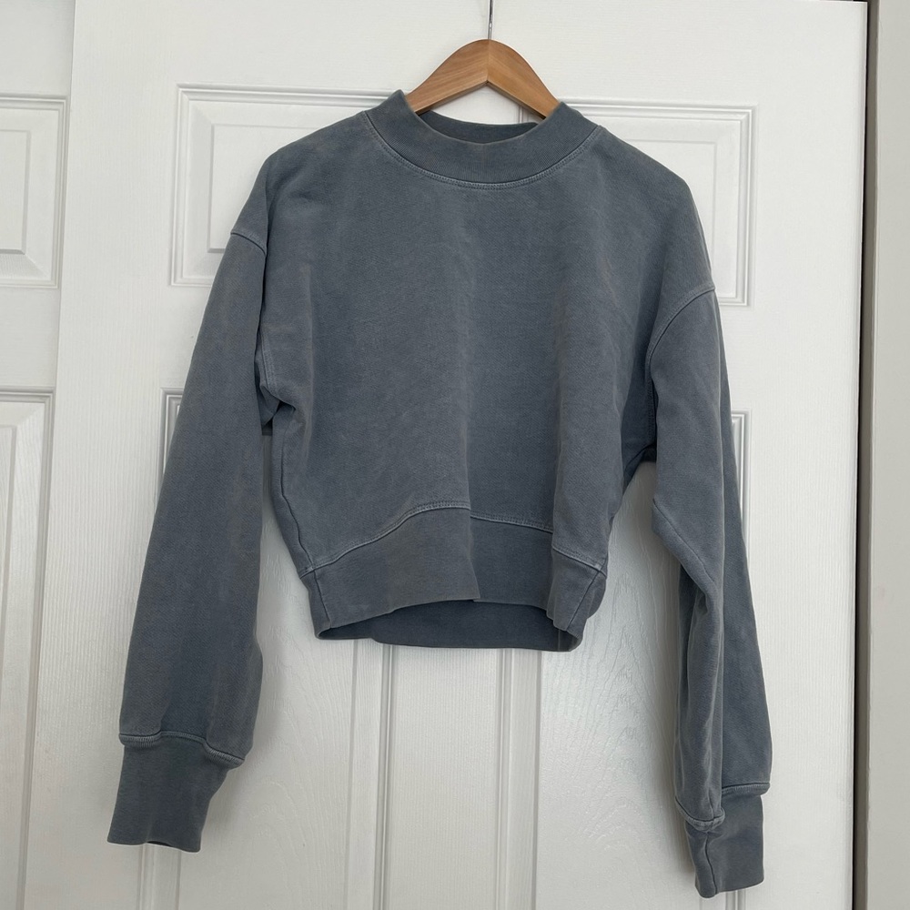 TALENTLESS Gray Cropped Sweatshirt
